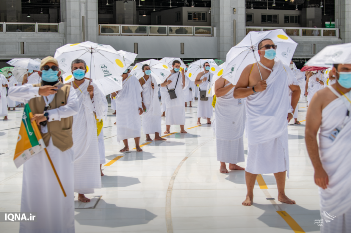 Wallfahrt Hadsch in Mekka - Pilger umrunden die Kaaba mit Corona-Sicherheitsabstand