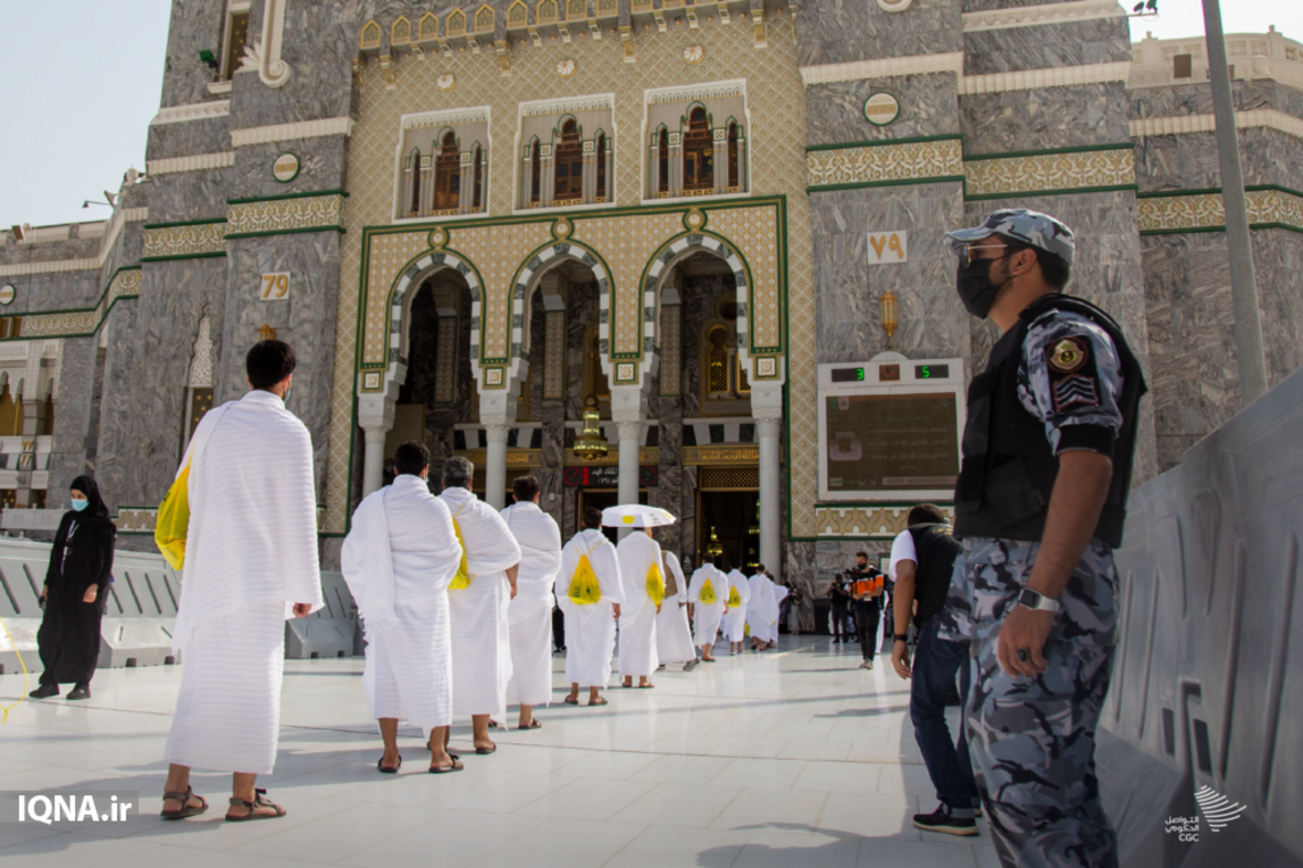 Wallfahrt Hadsch in Mekka - Pilger umrunden die Kaaba mit Corona-Sicherheitsabstand