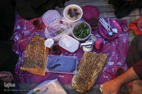 افطار ساده در حاشیه بازدید از نمایشگاه قرآن