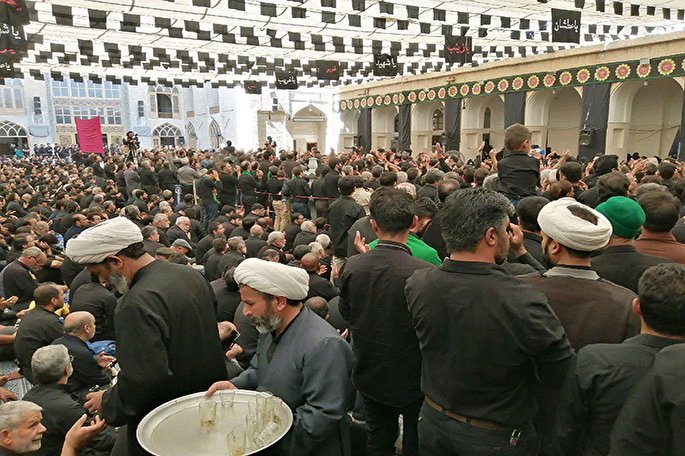 روحانیان یزدی پذیرای عزاداران حسینی در روز سیزدهم محرم