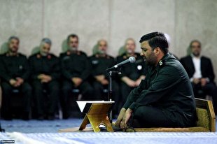 خشوع سردار سلیمانی در زمان استماع تلاوت قرآن + عکس