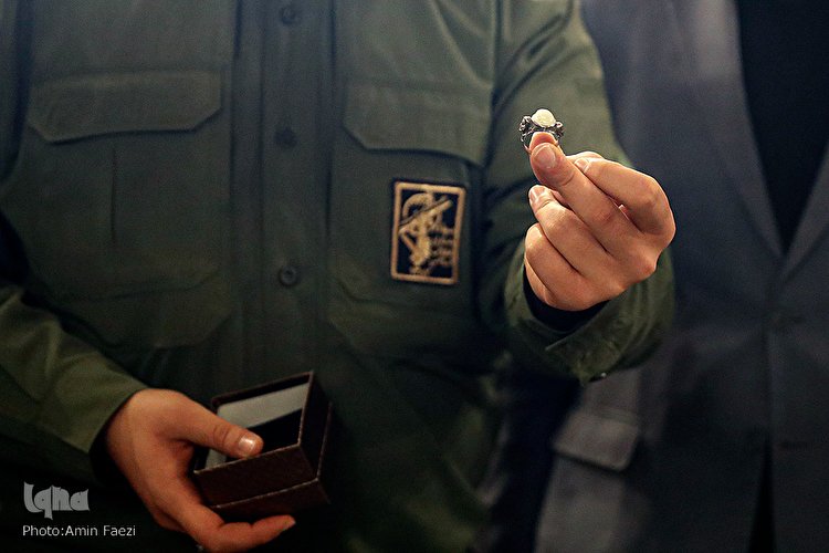 اهدای انگشتر حاج قاسم سلیمانی به حرم‎ شاهچراغ(ع)