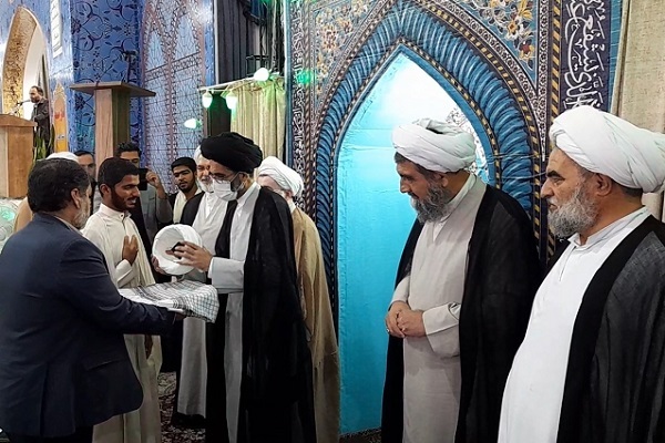 آیین عمامه‌گذاری طلاب در کاشان برگزار شد