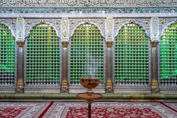 عکس | غبارروبی ضریح امیرالمؤمنین(ع) در ایام ولادت حضرت زهرا(س)