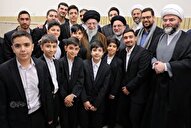 شرحی بر تصویر ماندگار نوجوانان و جوانان قرآنی با رهبر معظم انقلاب