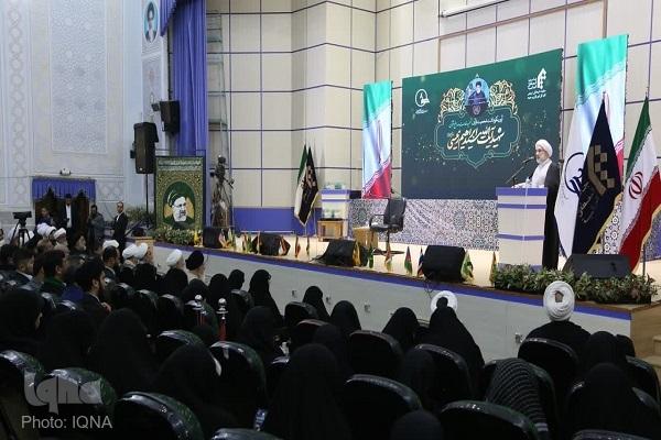 تنها راه نجات بشر پناه بردن به قرآن کریم است