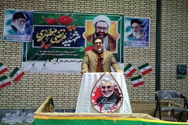 زحمات معلمان با هیچ پاداشی قابل جبران نیست زحمات معلمان با هیچ پاداشی قابل جبران نیست