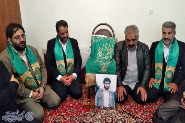 دیدار خادمان کریمه اهلبیت(س) با خانواده شهید رحیمی در کرمانشاه دیدار خادمان کریمه اهلبیت(س) با خانواده شهید رحیمی در کرمانشاه