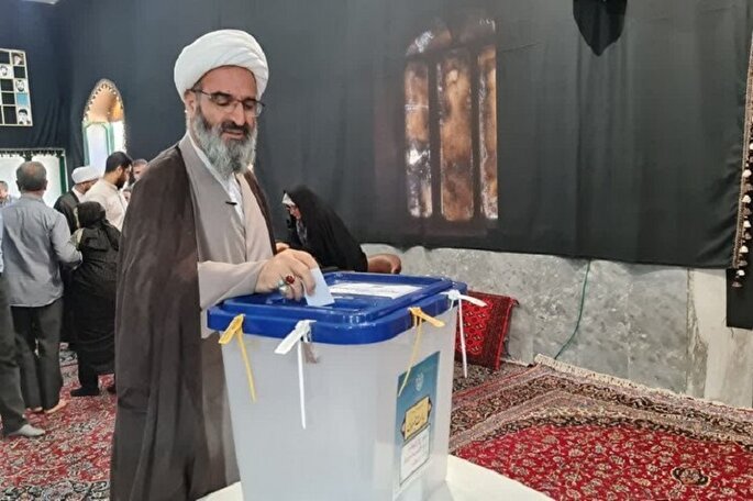 نماینده ولی فقیه در سمنان رأی خود را در صندوق انداخت