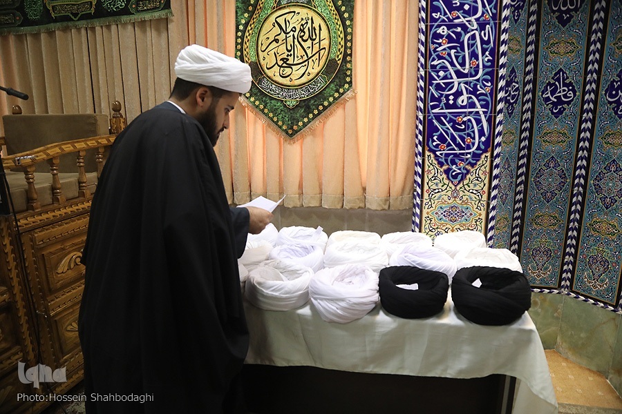 آیین عمامه‌گذاری در شب میلاد رسول اکرم(ص)