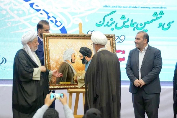 تجلیل از ماموستا ملا قادر قادری امام جمعه پاوه در همایش بزرگ وحدت در کرمانشاه تجلیل از ماموستا ملا قادر قادری امام جمعه پاوه در همایش بزرگ وحدت در کرمانشاه