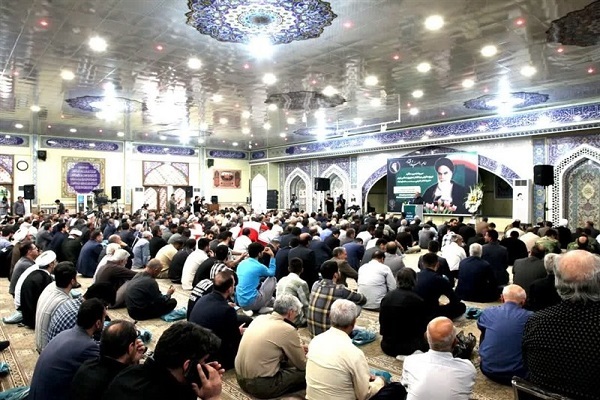 راهکار عبور از مشکلات توجه به درون و پیروی از راه امام و رهبری است راهکار عبور از مشکلات توجه به درون و پیروی از راه امام و رهبری است