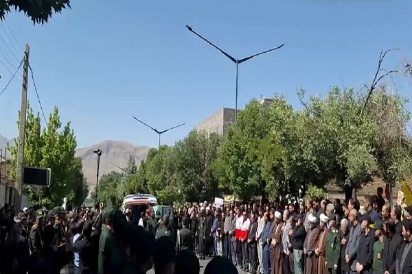 وداع مردم کرمانشاه با پیکر مجاهد شهید «حاج رمضان» وداع مردم کرمانشاه با پیکر مجاهد شهید «حاج رمضان»