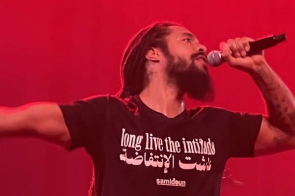 خواننده انگلیسی با شعار «زنده باد انتفاضه» روی صحنه حاضر شد