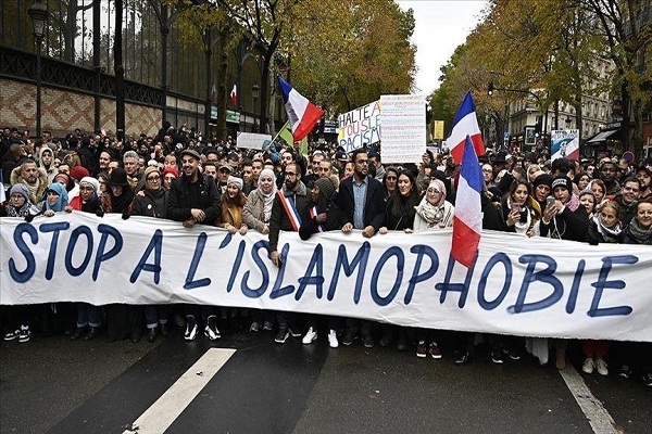 Fransa’da Müslümanlar dini uygulamalarında daha sınırlı hale geliyor