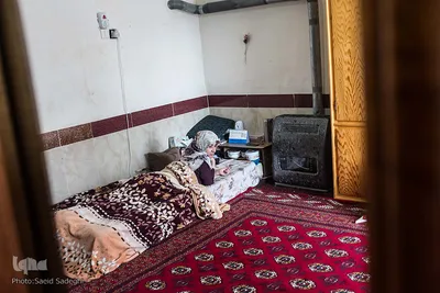 گل بابک خلیقی متولد 1365 و ساکن روستای «حبیب ایشان» شهر آق قلا است. هشت سال است بیماری ام اس دارد. او می‌گوید: شوهرم وقتی بدون اطلاع زن دوم را به خانه آورد، از شدت ناراحتی دچار ضایع نخاع گردن شدم.
او در خانه پدری به همراه مادر و خواهر بزرگ‌تر و خواهرزاده‌اش زندگی می‌کند. گل بابک تنها یک آرزو دارد، بودن در کنار دختر 11ساله خود که اکنون در خانه شوهرش در آق‌قلا زندگی می‌کند و پدر اجازه ملاقات با مادر را به او نمی‌دهد.